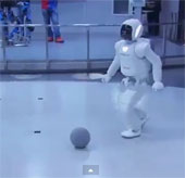 Video: Người máy ASIMO đá bóng với tổng thống Obama