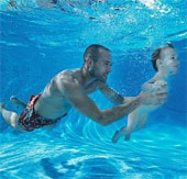Video dạy bơi cho trẻ sơ sinh lay động cảm xúc