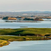 Những chiếc hố rỗng lạ lùng trong hồ cổ Iceland