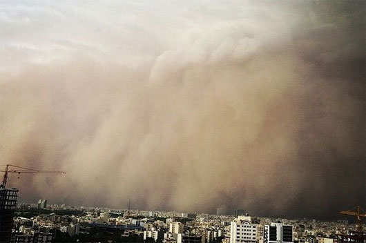 Bão bụi quét qua Iran, hơn 30 người thương vong