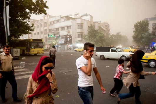 Bão bụi quét qua Iran, hơn 30 người thương vong