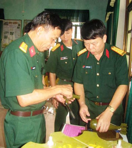 Thiết bị tháo và làm sạch nút phòng ẩm của đạn