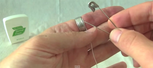 Video: Tuyệt chiêu đơn giản gỡ nhẫn thít chặt ngón tay Video: Tuyệt chiêu đơn giản gỡ nhẫn thít chặt ngón tay