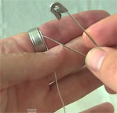 Video: Tuyệt chiêu đơn giản gỡ nhẫn thít chặt ngón tay