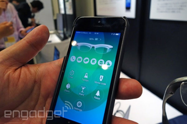Kính thông minh đổi màu theo thông báo từ smartphone