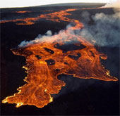 Núi lửa lớn nhất thế giới ở Hawaii có dấu hiệu "thức giấc"
