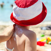 Dùng kem chống nắng khi bé có thể ngăn ung thư về sau