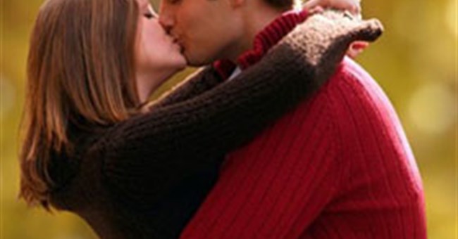 Lý giải mới về việc vì sao con người hôn nhau