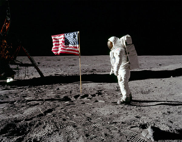 Tồn tại lá cờ trên mặt trăng: Lá cờ quốc gia đã được đưa lên mặt trăng, và nó vẫn hình thành một phần trong lịch sử và khoảnh khắc đẹp đẽ của chúng ta. Hình ảnh này là một lời nhắc nhở về những khao khát của con người, về sự đóng góp của các nhà khoa học và về sự kiên trì của các nhà du hành.