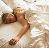 Nghiên cứu: Ngủ nude khiến bạn hạnh phúc hơn