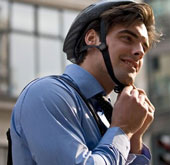 Đội mũ bảo hiểm khi đi xe đạp là vô tác dụng?