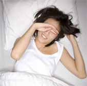Thiếu ngủ đêm có thể gây teo não