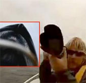 Video: Cá voi xanh đội cả thuyền nhô lên mặt nước