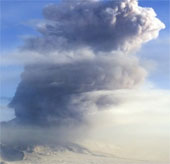 Núi lửa phun cột tro bụi cao 11km