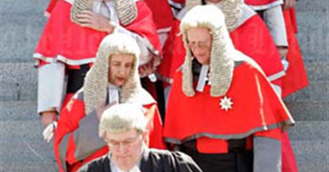 Lịch sử thú vị về bộ tóc giả của các quan tòa Anh quốc