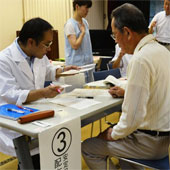 Người Nhật được phân phát thuốc chống nhiễm xạ