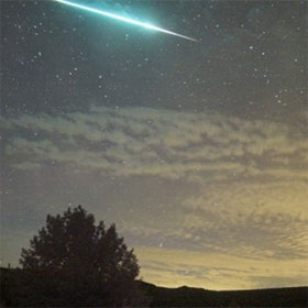 Mưa sao băng Perseids "đọ" với siêu trăng
