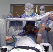 Video: Vừa phẫu thuật não vừa chơi violon