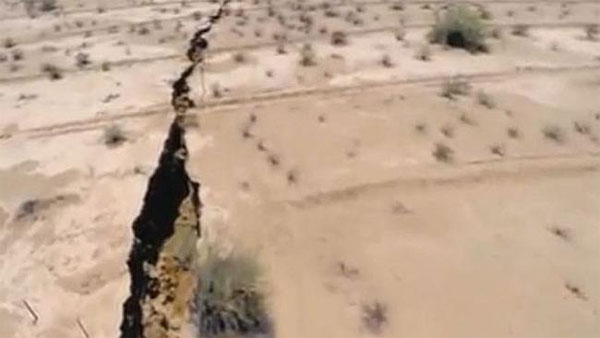 Kinh ngạc mặt đất bỗng nứt toác ở Mexico