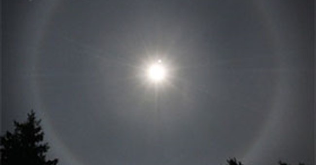 Tại sao có "trăng quầng" và "trăng tán"?