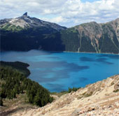 Hồ núi lửa đẹp như tiên cảnh ở Canada