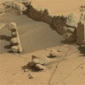 Phát hiện vật thể lạ trên sao Hỏa giống cột đèn giao thông