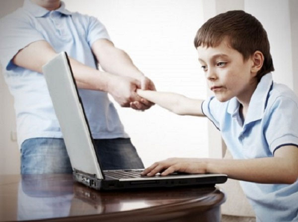 Cho trẻ nhìn màn hình thiết bị giải trí trong bao lâu là vừa đủ?