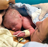 Người đầu tiên sinh con bằng tử cung được cấy ghép