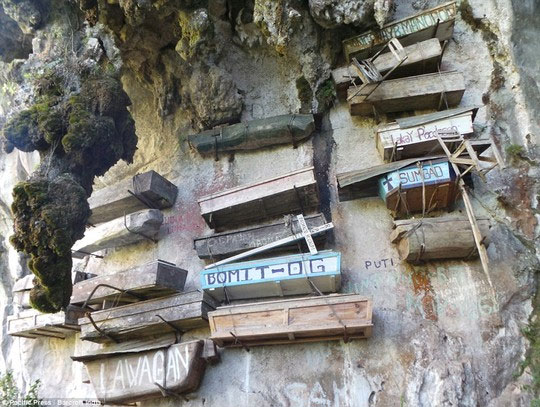 Quan tài treo trên vách đá của người Igorot