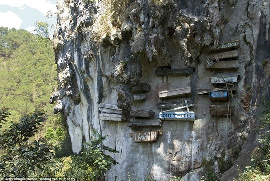 Quan tài treo trên vách đá của người Igorot