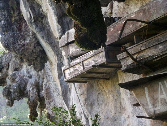 Quan tài treo trên vách đá của người Igorot