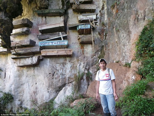 Quan tài treo trên vách đá của người Igorot