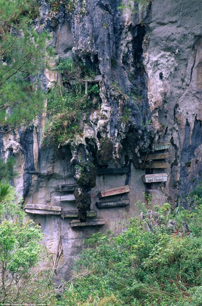 Quan tài treo trên vách đá của người Igorot
