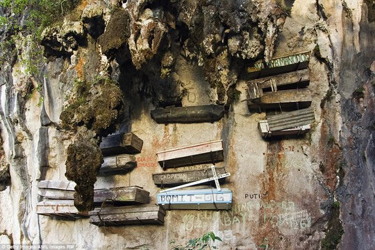 Quan tài treo trên vách đá của người Igorot