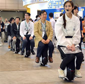 Honda trình diễn robot UNI-CUB Beta