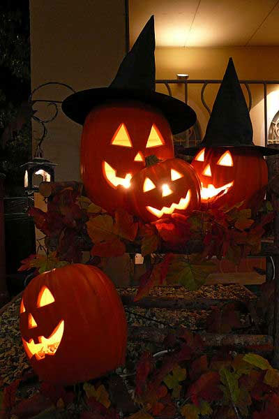 Trang trí nhà cửa là hoạt động không thể thiếu của ngày Halloween.