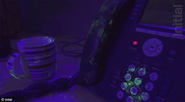 Xem cách vi khuẩn lan nhanh từ bồn cầu đến miệng người