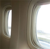 Vì sao khi cất và hạ cánh, máy bay phải nâng chớp cửa sổ? - KhoaHoc.tv