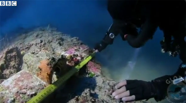 Thợ lặn tiếp cận kho báu. Video: Kho đồ quý trong xác tàu cổ ở Italy