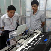 Robot chơi đàn organ của thầy giáo