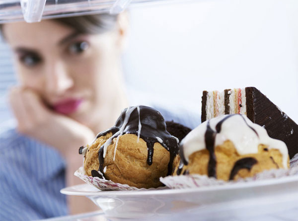 Vỗ nhẹ lên trán giúp giảm cảm giác thèm ăn