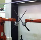 Video: ABB Robotics trình diễn 2 robot chơi kiếm Katana