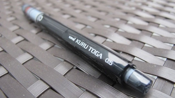 Uni-ball Kuru Toga - Bút chì không cần chuốt, không cần mài