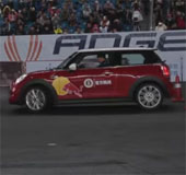 Video: Cú đỗ xe cực chuẩn phá vỡ kỷ lục Guinness