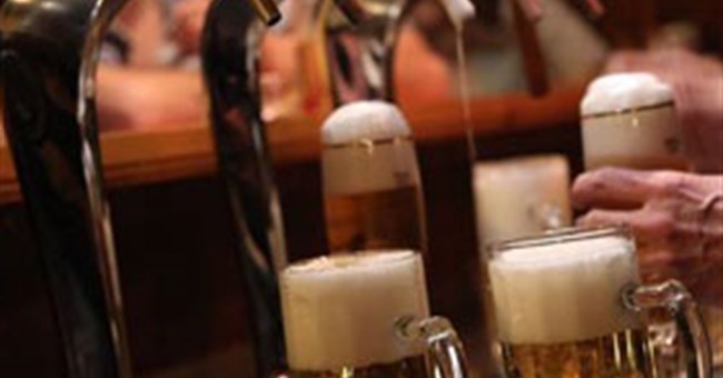 Tại sao bia lại khó tràn cốc hơn cà phê? 