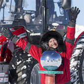 Nữ thám hiểm lái máy kéo đến Nam Cực