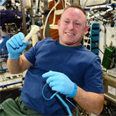 NASA email một cái cờ lê lên trạm không gian ISS
