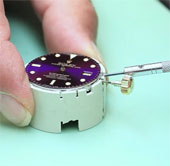 Video: Các công đoạn tháo tung một chiếc đồng hồ Rolex