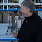 Bill Gates uống thử nước trích xuất từ phân người