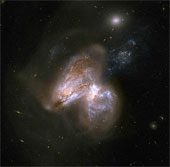 Quan sát được cảnh 2 thiên hà va chạm nhau tạo ra hố đen